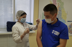 Тюменские газовики продолжают плановую вакцинацию